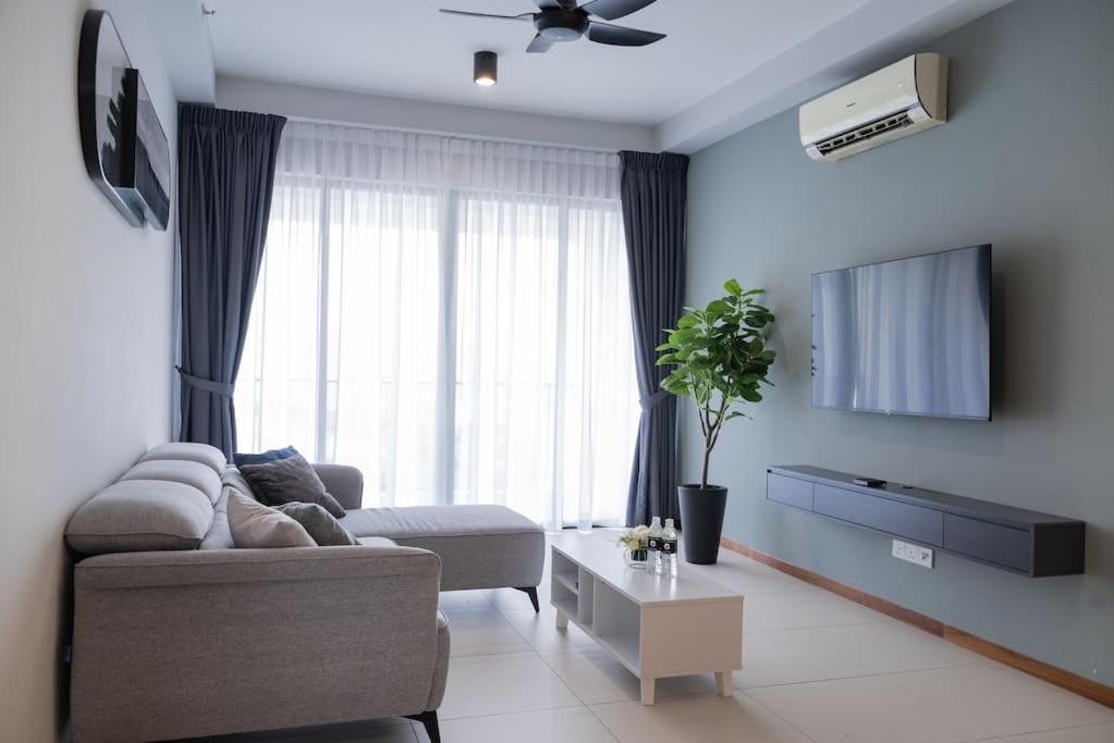 Family Seaview Suite with 3 Rooms by The Only Bnb (Tanjong Tokong) 