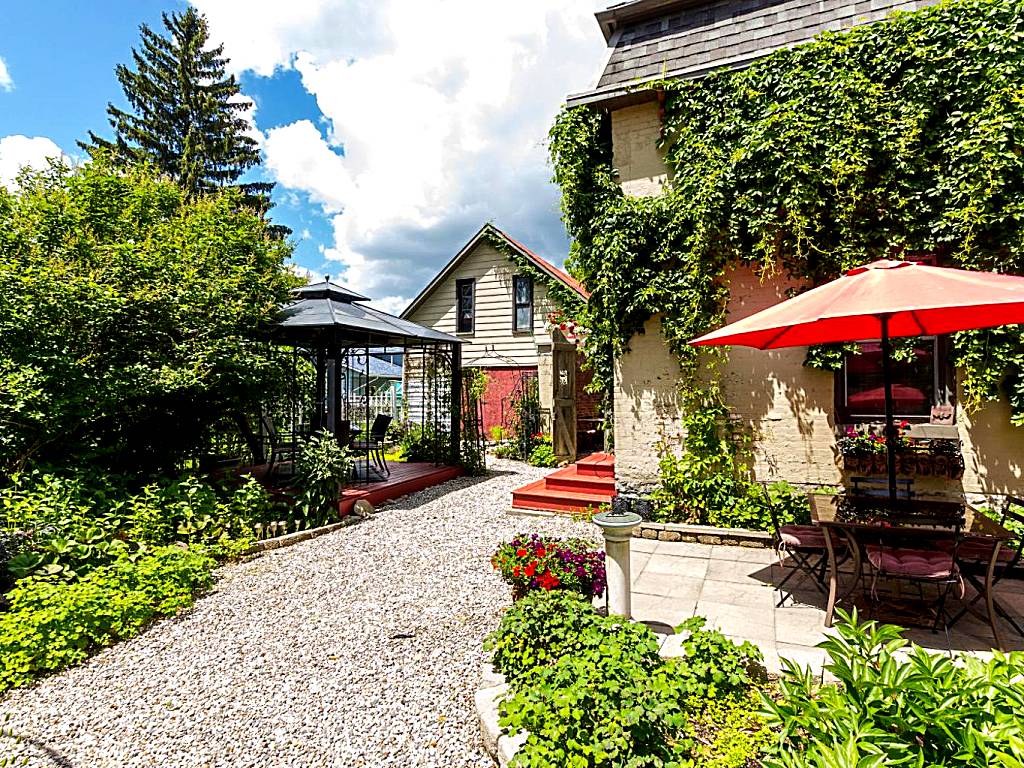 Russell Manor Bed & Breakfast (Morrisburg) 