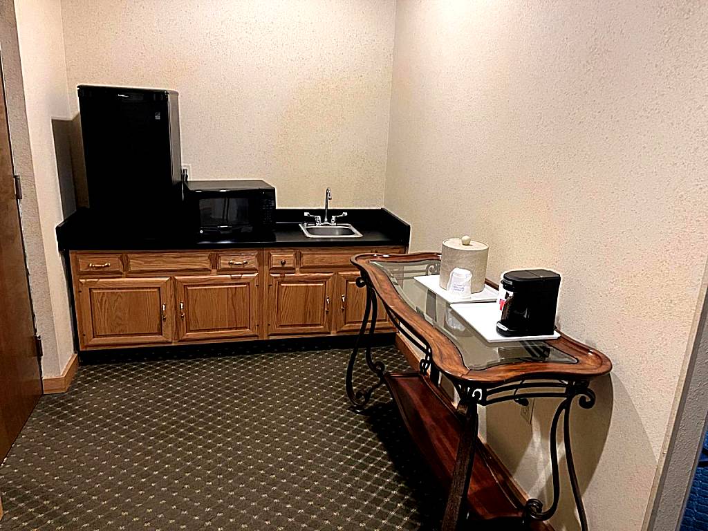 Days Inn & Suites by Wyndham Sutton Flatwoods: 1 King Bed, 1 Bedroom Suite, South Tower, Non-Smoking (Sutton)