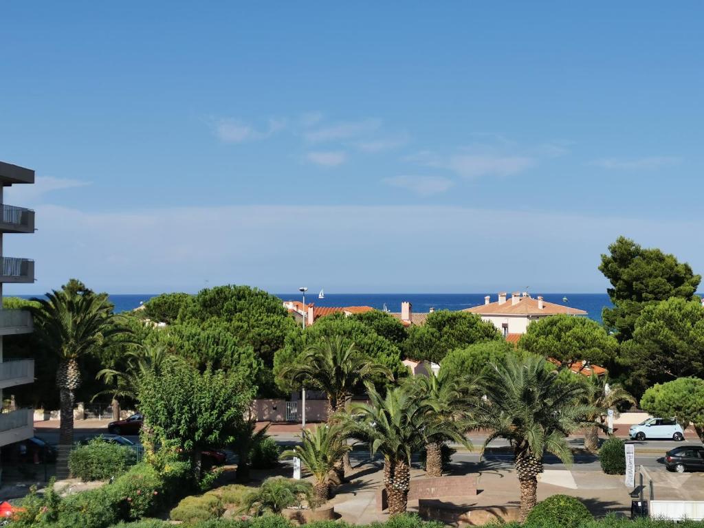 Appartement refait à neuf, climatisé avec vue mer et montagne, avec place de parking privative