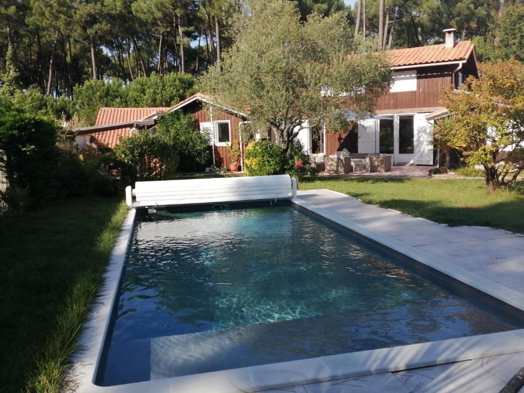 Maison familiale en bois avec piscine, proche du bassin